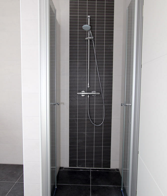 bodentiefe Dusche mit 2-flügeliger Ganzglas-Tür