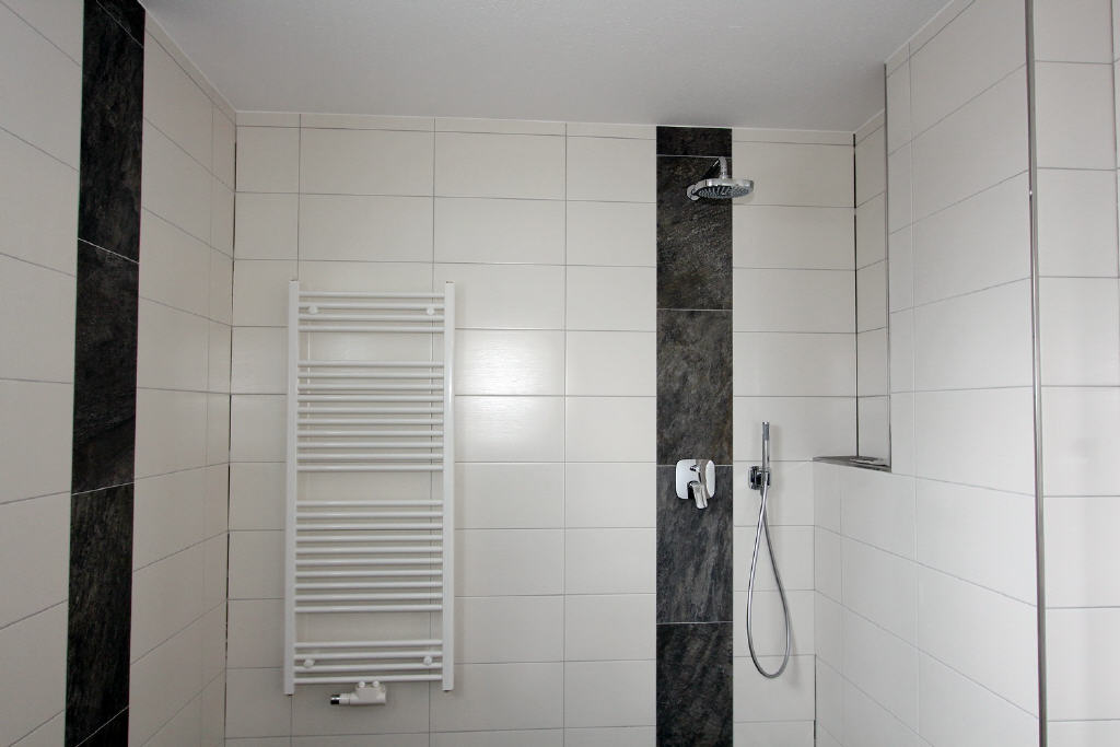 bodentiefes Duschbad mit Handtuchheizkörper