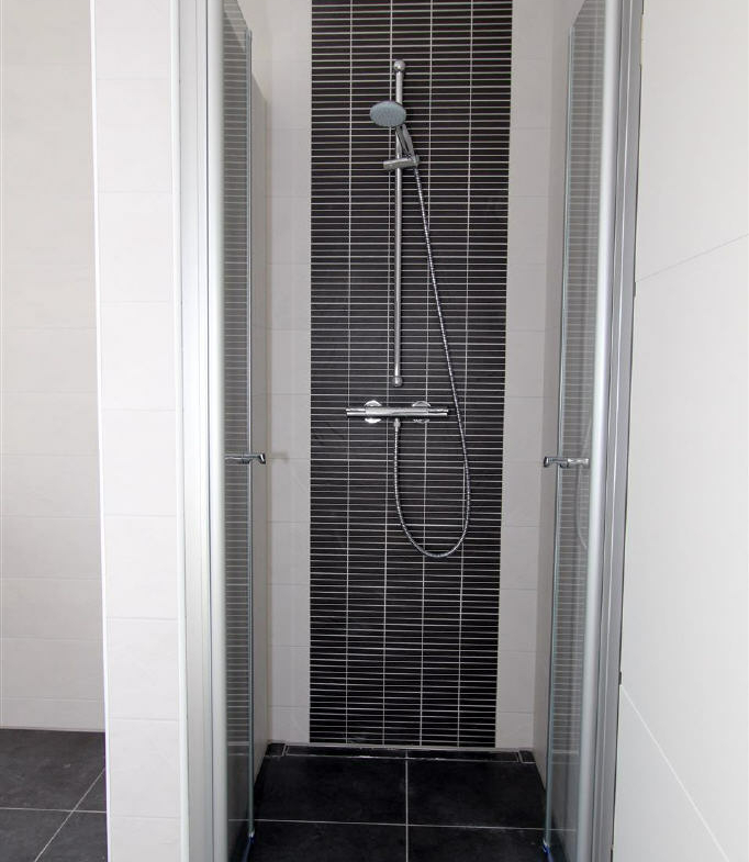 bodentiefe Dusche mit 2-flügeliger Ganzglas-Türen