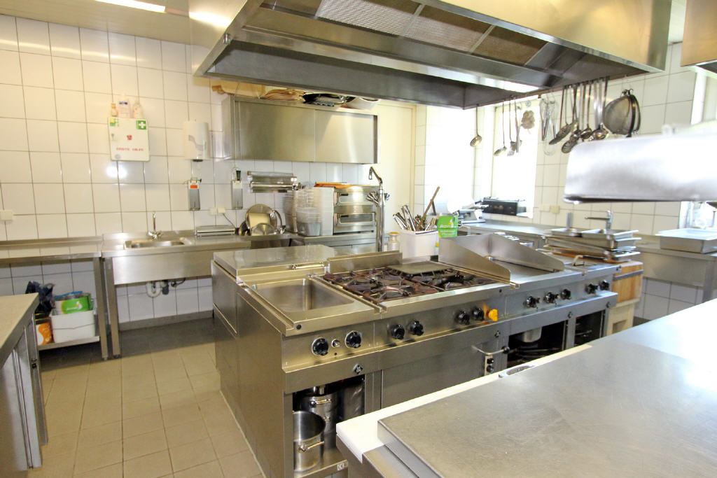 Gastronomieküche (42 m²) + anschl. Kühlraum)