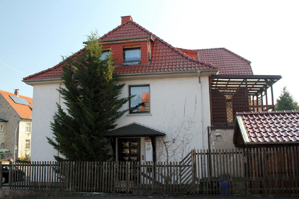 Hauseingang mit Treppenhaus, überdachte Dachterras